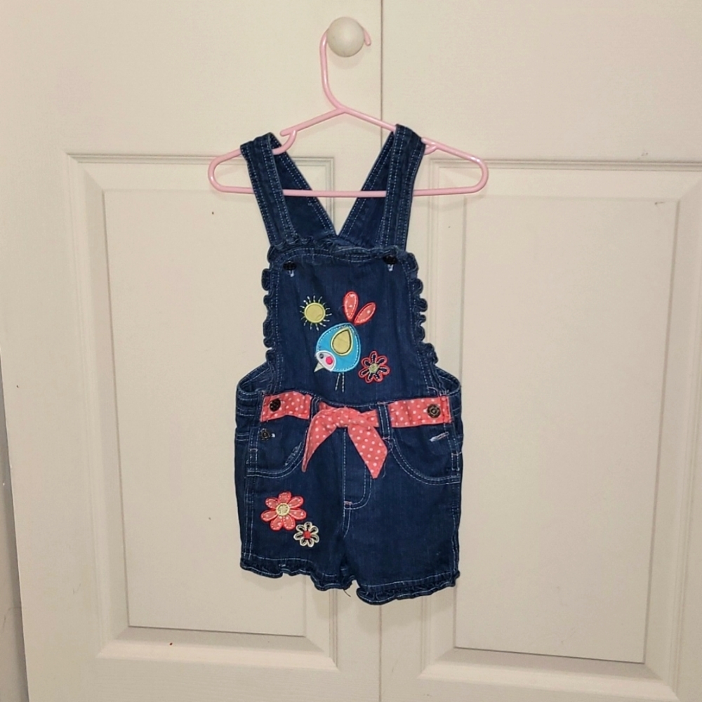 Denim overall shorts withh application Size 3T.